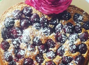 Foto principal de Bizcocho de cerezas con yogurt griego de fresa