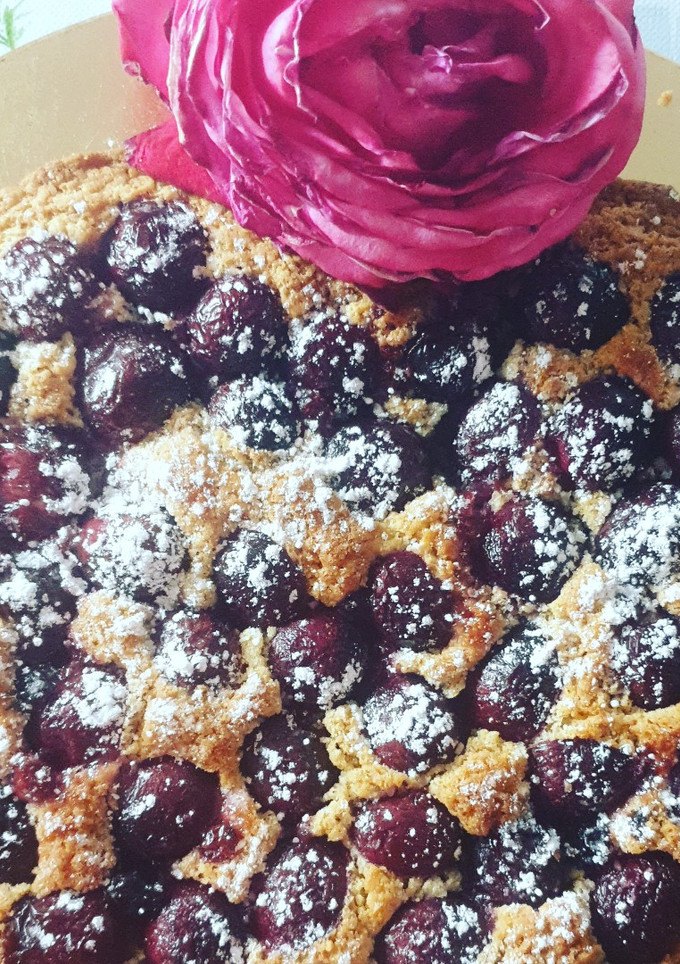 Una foto de Bizcocho de cerezas con yogurt griego de fresa