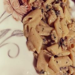 A picture of Cheesy Chicken Pasta with mushrooms and spinach 💜🔥.