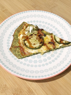 Una foto de Pizza de brócoli y verduras