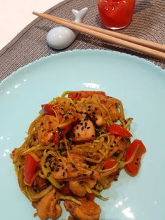 Фото Кабачкове спагетті з куркою та овочами.