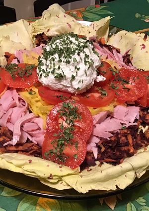 Une photo de Salade multicolore de castelfranco aux tomates, carottes, jambon et chèvre frais