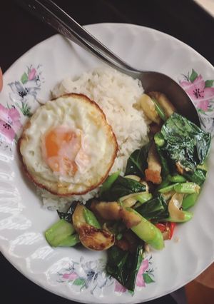 รูปของ ผัดคะน้าหมูกรอบไข่ดาวราดข้าว