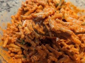 Una foto de Pasta con salsa de pimentones rostizados - vegetariano