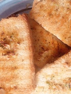 गॉर्लिक ब्रेड (garlic bread recipe in Hindi) रेसिपी मुख्य फोटो