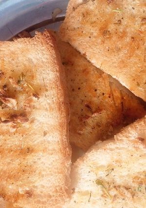 गॉर्लिक ब्रेड (garlic bread recipe in Hindi) रेसिपी मुख्य फोटो