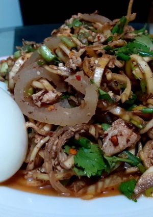 รูปของ ลาบหัวปลีใส่หนังหมู+ไข่ต้ม