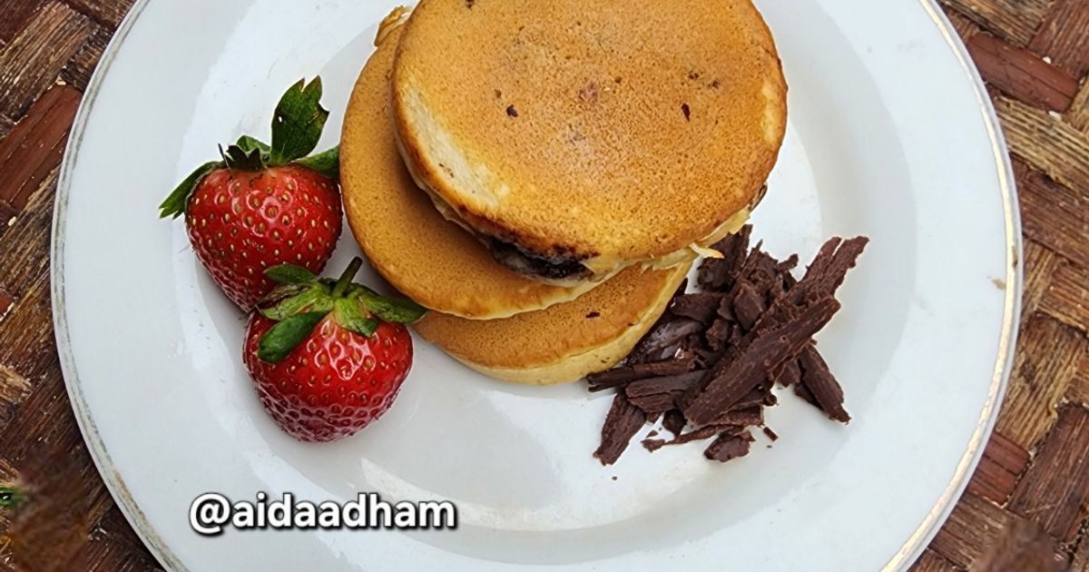 Panekuk Isi Cokelat/ Chocolate Filled Pancakes (Mudah, Takaran Sendok)