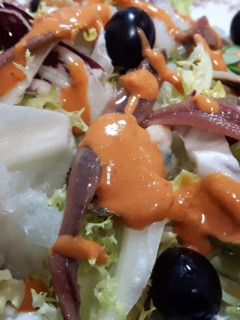 Una foto de Ensalada de mar con romesco