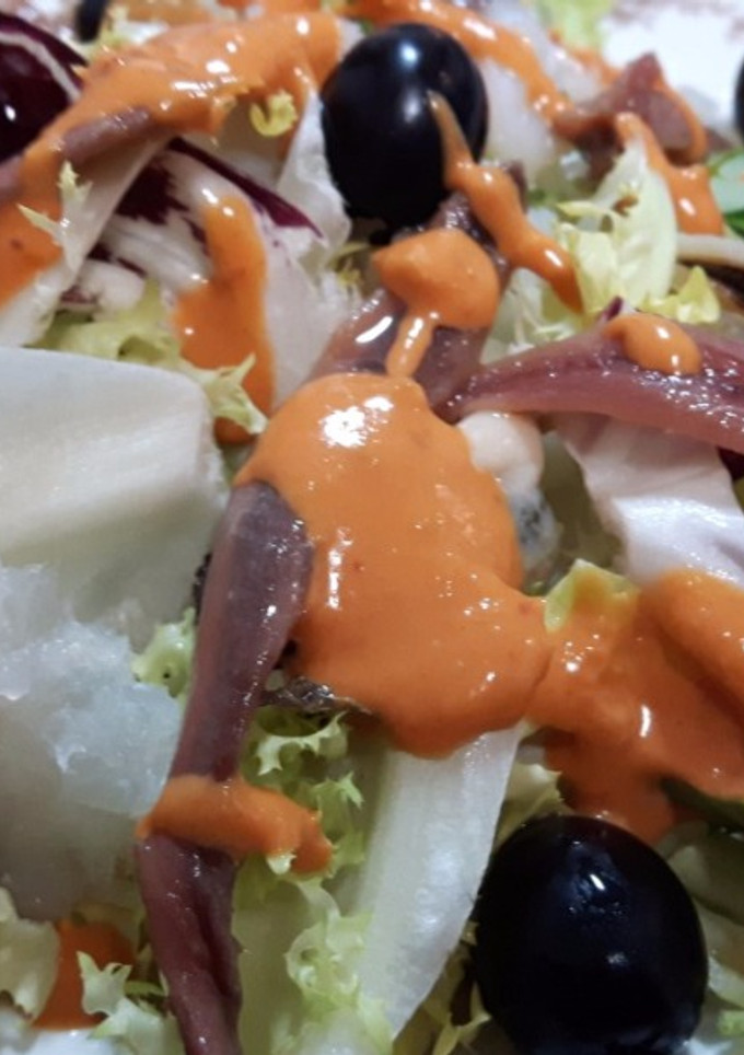 Una foto de Ensalada de mar con romesco