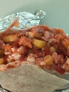 Una foto de Durum de huevo, atún, tomate y maíz en Airfryer Cosori