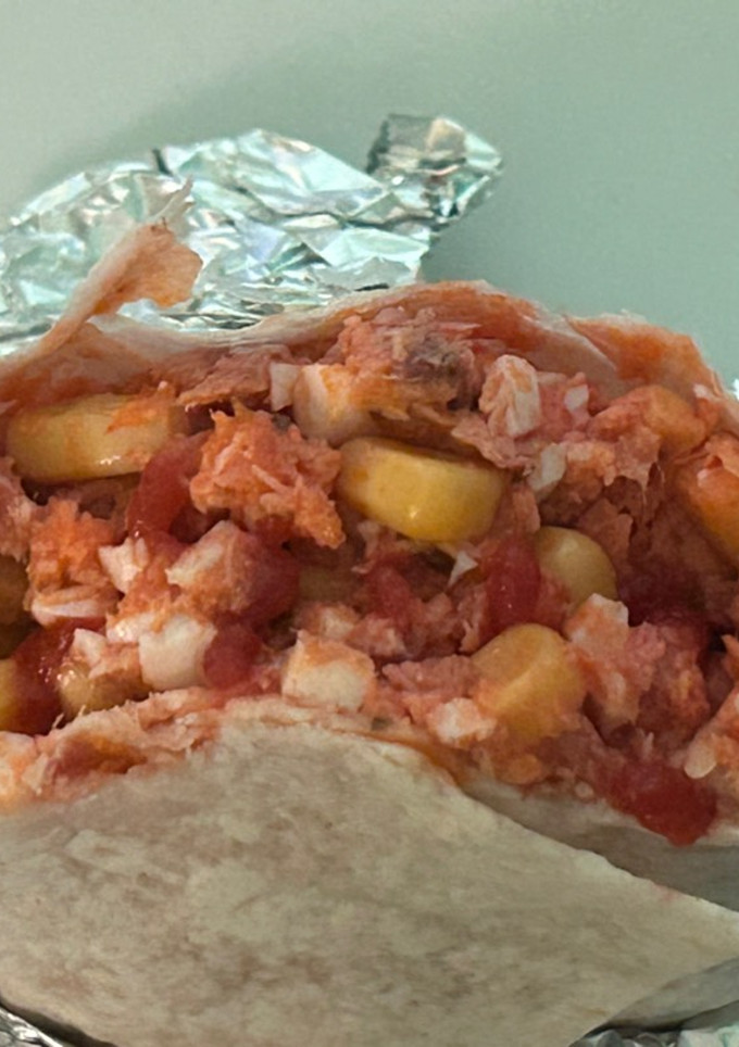 Una foto de Durum de huevo, atún, tomate y maíz en Airfryer Cosori