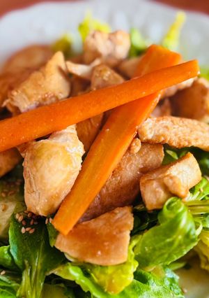 Une photo de Salade de poulet poêlé