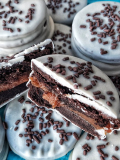 Una foto de Alfajores de chocolate tipo Oreo