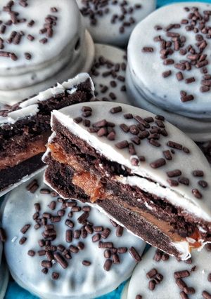 Una foto de Alfajores de chocolate tipo Oreo