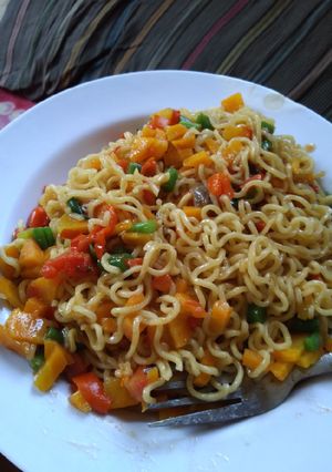 A picture of Stir fry Noodles with veggies.