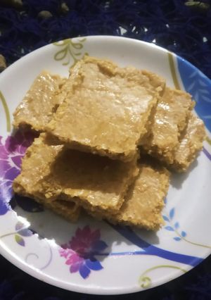 ક્રશ પીનટ ચીક્કી (Crushed Peanut Chikki Recipe In Gujarati) રેસીપી મુખ્ય ફોટો