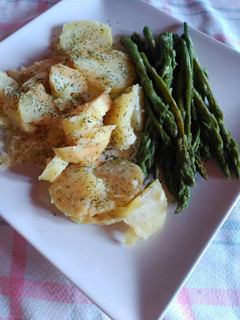 Una foto de Guarnición de patatas y espárragos trigueros con alioli