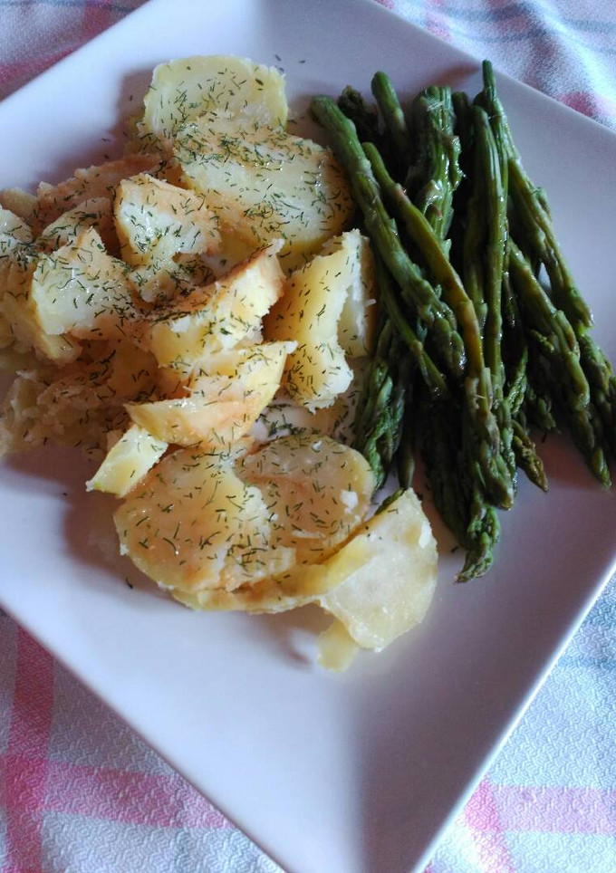 Una foto de Guarnición de patatas y espárragos trigueros con alioli