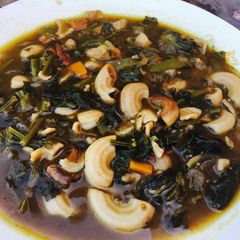 A picture of Nhangana soup (boer beans leaves).
