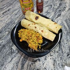 A picture of Chapati and veggie egg sauce.