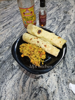 A picture of Chapati and veggie egg sauce.
