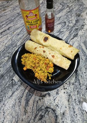 A picture of Chapati and veggie egg sauce.