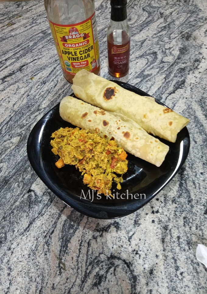 A picture of Chapati and veggie egg sauce.