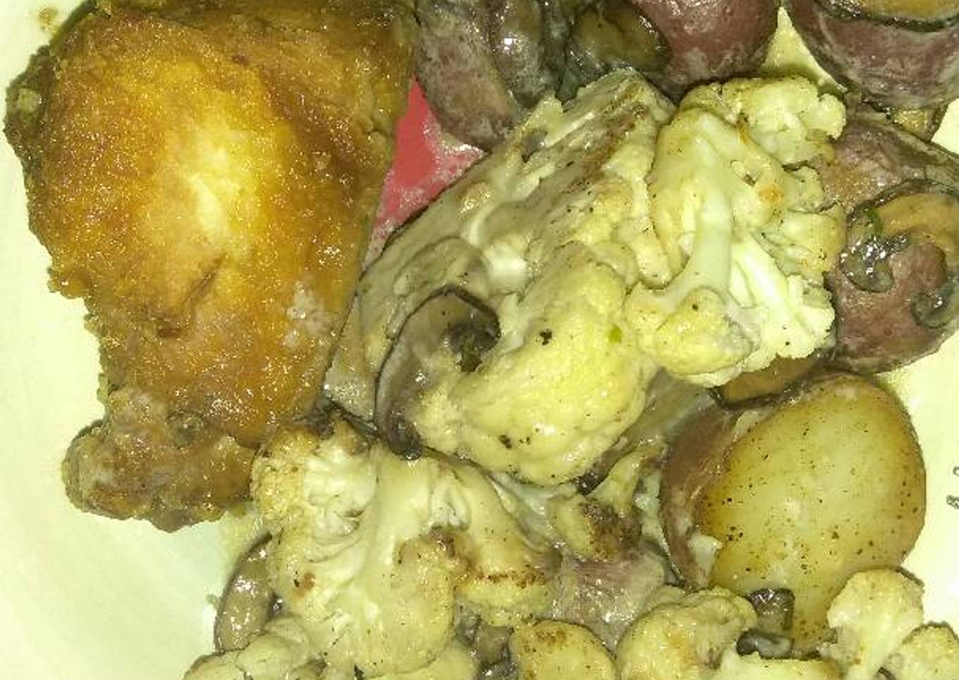 Pollo frito y vegetales con crema