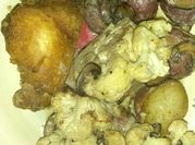 Una foto de pollo frito con champiñones