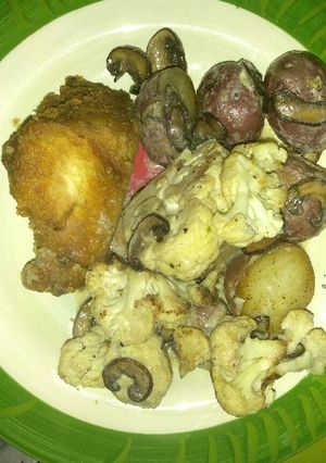 Una foto de Pollo frito y vegetales con crema