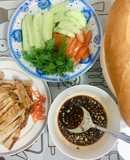 Bánh mì ăn kèm chả cá