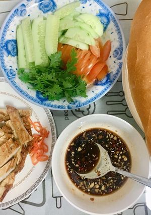 Hình của món Bánh mì ăn kèm chả cá.