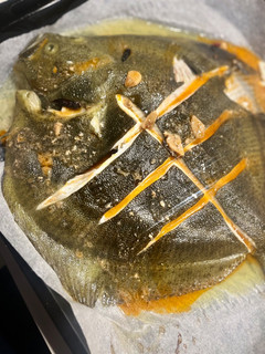 Una foto de Rodaballo al horno con guindilla y ajo