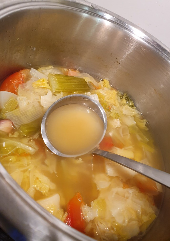 Una foto de Caldo diurético vegetal