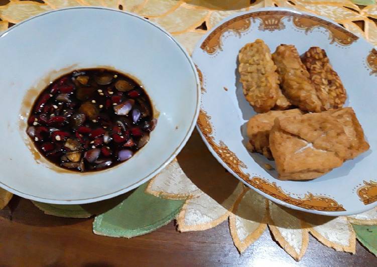 Langkah Membuat Tempe tahu goreng anget dan sambel kecap bawang yang Bisa Manjain Lidah