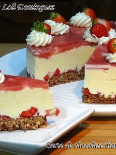 Una foto de Tarta de chocolate blanco con fresas y sin horno