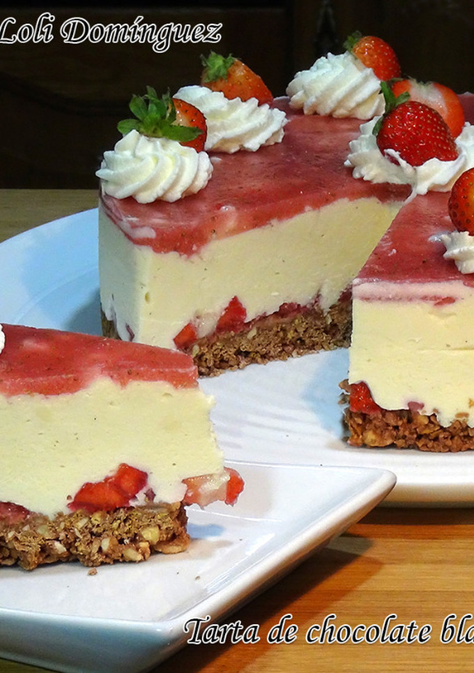 Una foto de Tarta de chocolate blanco con fresas y sin horno