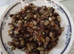 Una foto de Habitas con cebolla y morcillas