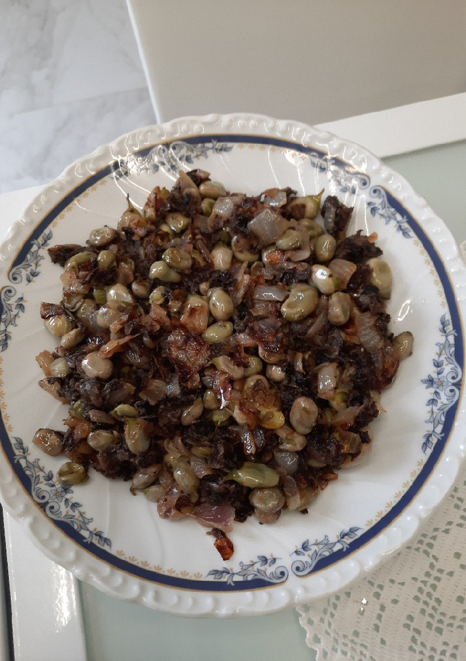 Una foto de Habitas con cebolla y morcillas