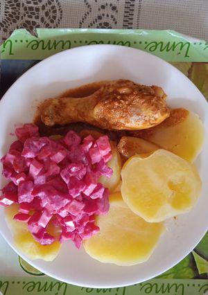 Una foto de Pollo a la olla + ensalada rusa