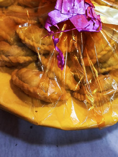 गुजिया (gujiya recipe in Hindi) रेसिपी मुख्य फोटो