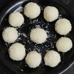 A picture of Coconut ladoo.