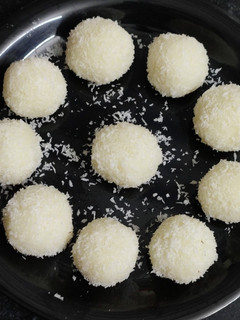 A picture of Coconut ladoo.