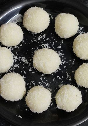 A picture of Coconut ladoo.