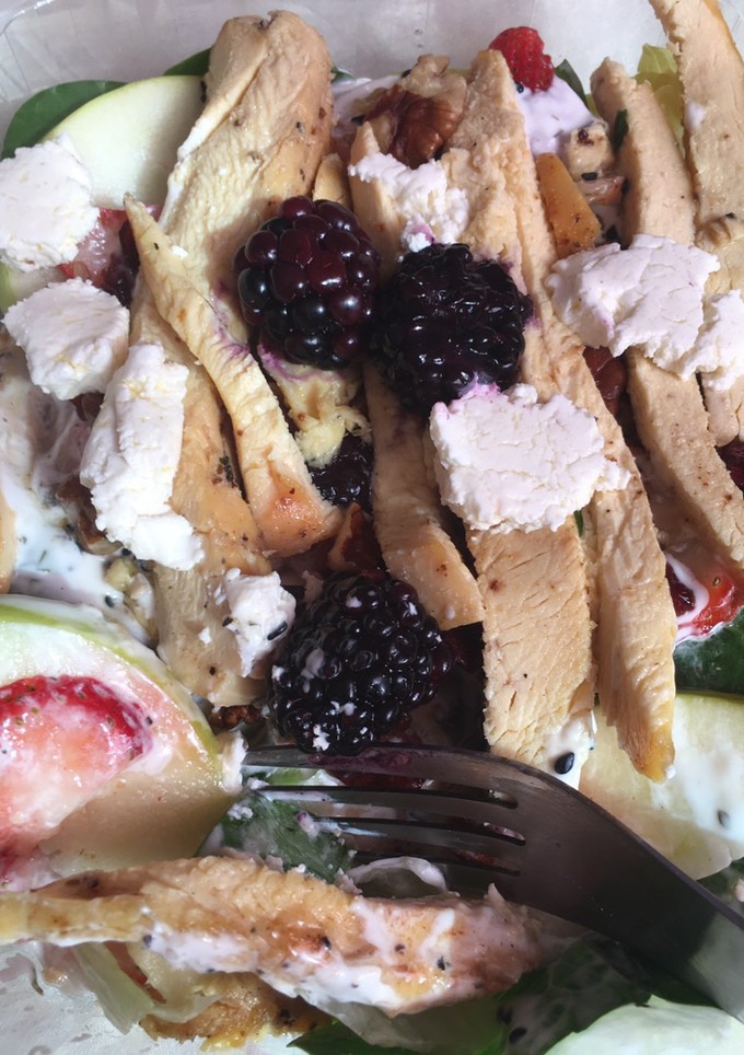 Una foto de Ensalada con pollo y fruta 🐤
