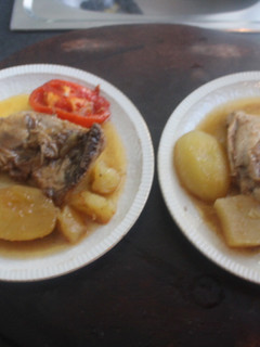 Una foto de Contramuslos con patatas y tomate