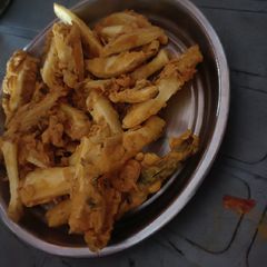 A picture of Aloo ke pakore.