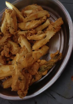 A picture of Aloo ke pakore.