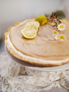 Una foto de Tartaleta de Queso con Crema de Lima y Manzanilla